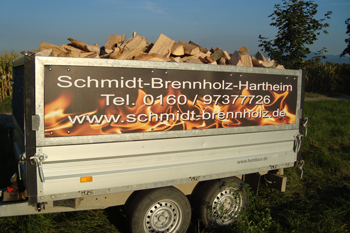 Holzlieferung mit Autoanhänger von Brennholz Schmidt